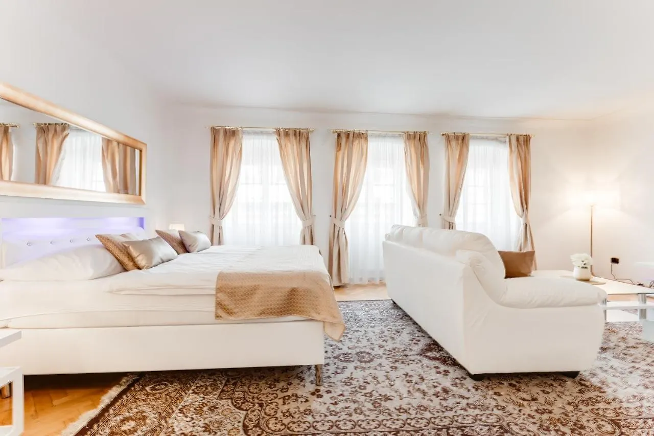 Charles Bridge Royal Apartments - Castle District Praga