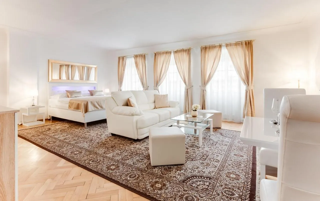 Charles Bridge Royal Apartments - Castle District Praga